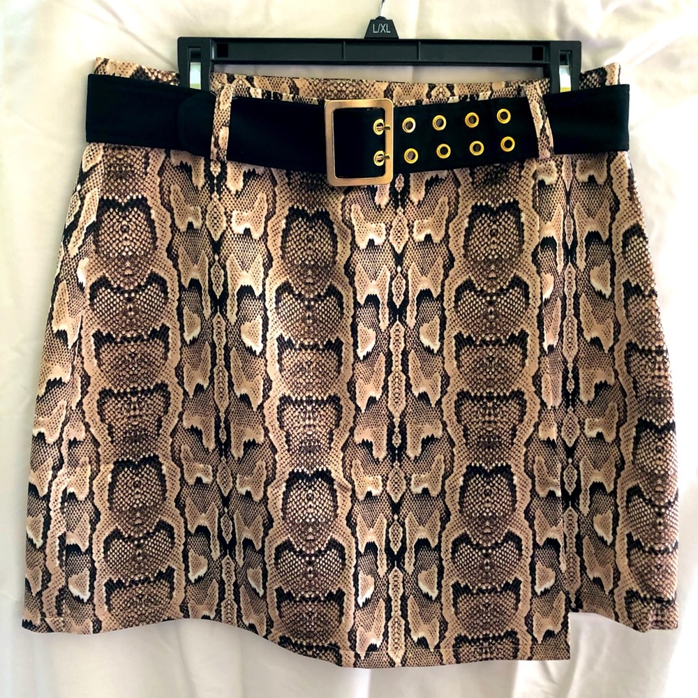 Bebe belted animal printed mini skirt.